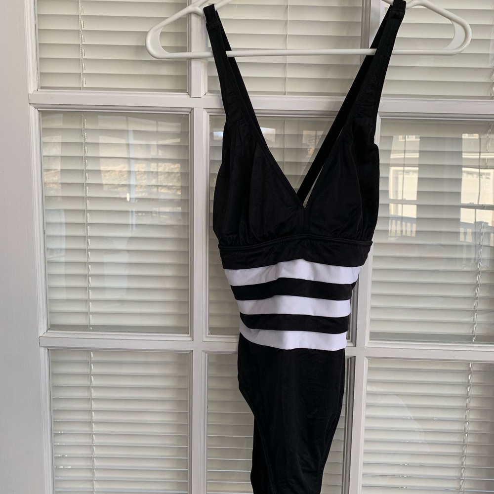 🌸 LADIES SWIMSUIT